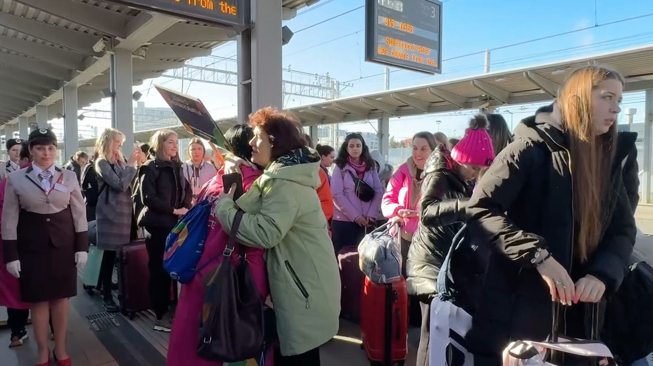 Видео: делегация волонтеров из Петербурга прибыла в Сочи на фестиваль  молодежи