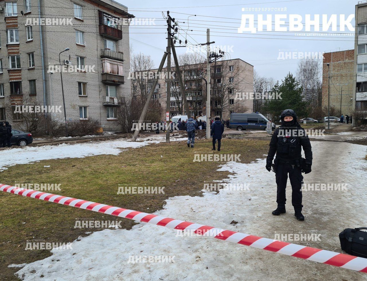 Фото и видео: обстановка на месте ЧП на Пискаревском проспекте, где  беспилотник повредил жилой дом