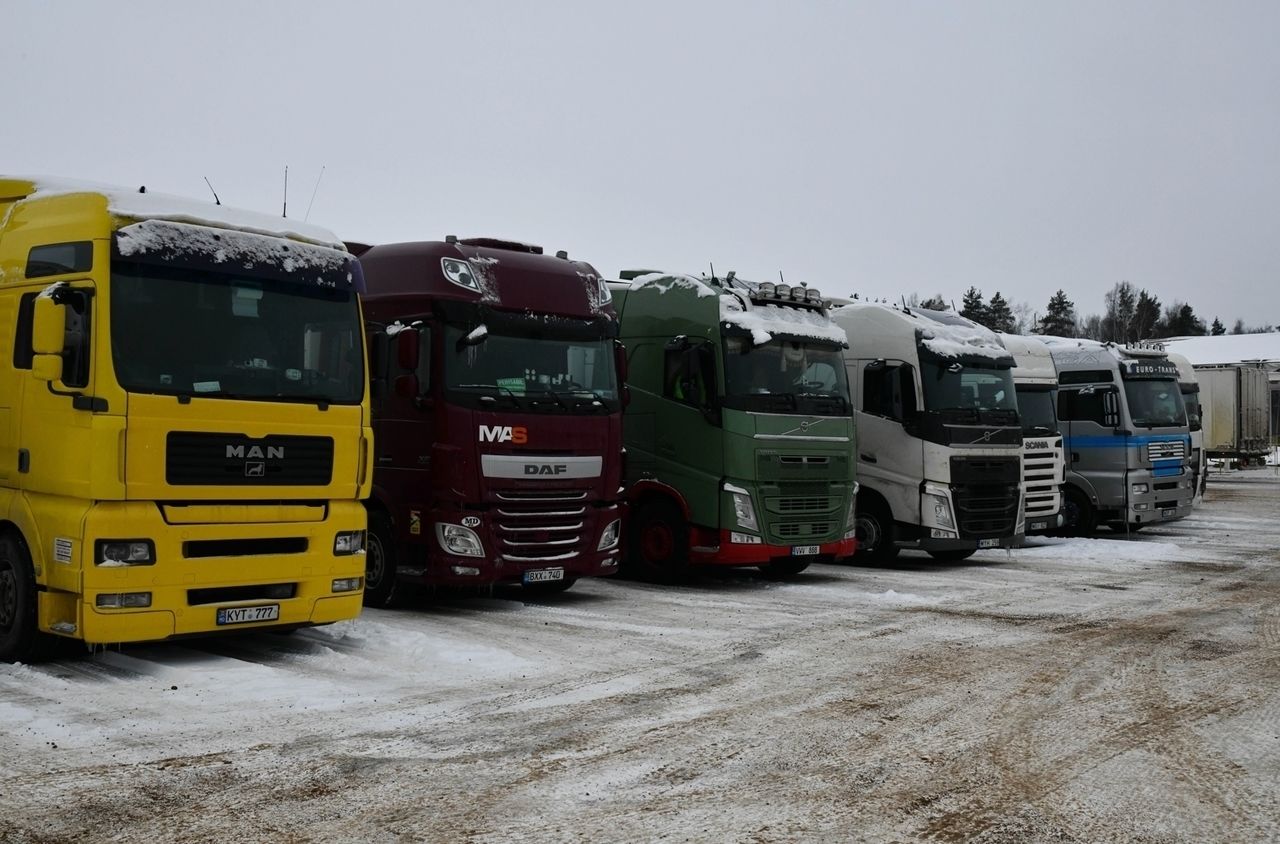 Очередь на въезде из Латвии в Россию под Псковом продолжает расти