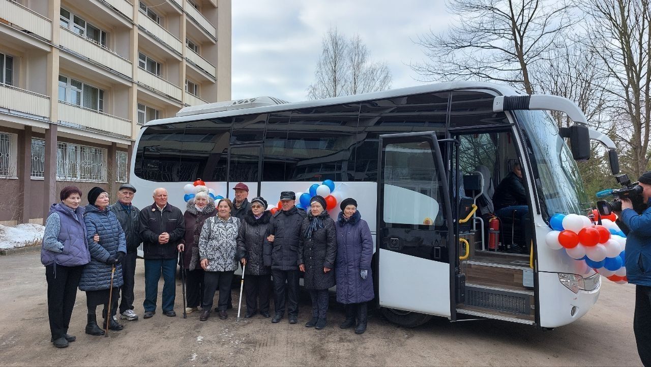 Хотим видеть, как растет наш город»: ветераны в Петербурге получили в  подарок новый большой автобус