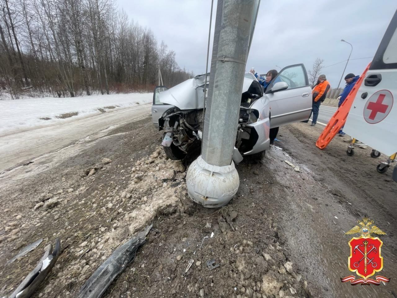 Пожилой водитель KIA врезался в столб в Ленобласти, пассажир погиб