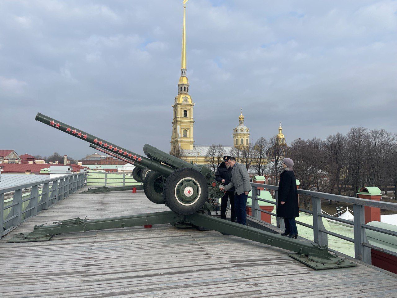 Полуденный выстрел из пушки в Петропавловской крепости сегодня прозвучал в  честь великого русского ученого Александра Попова