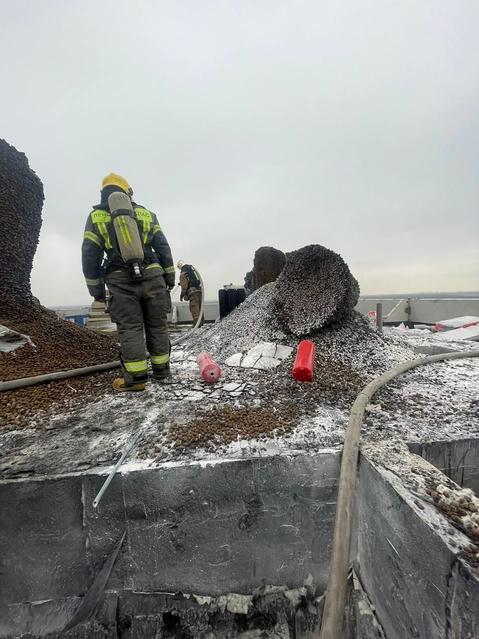 Пожар на крыше строящегося дома в поселке Янино-1 Ленинградской области  ликвидирован