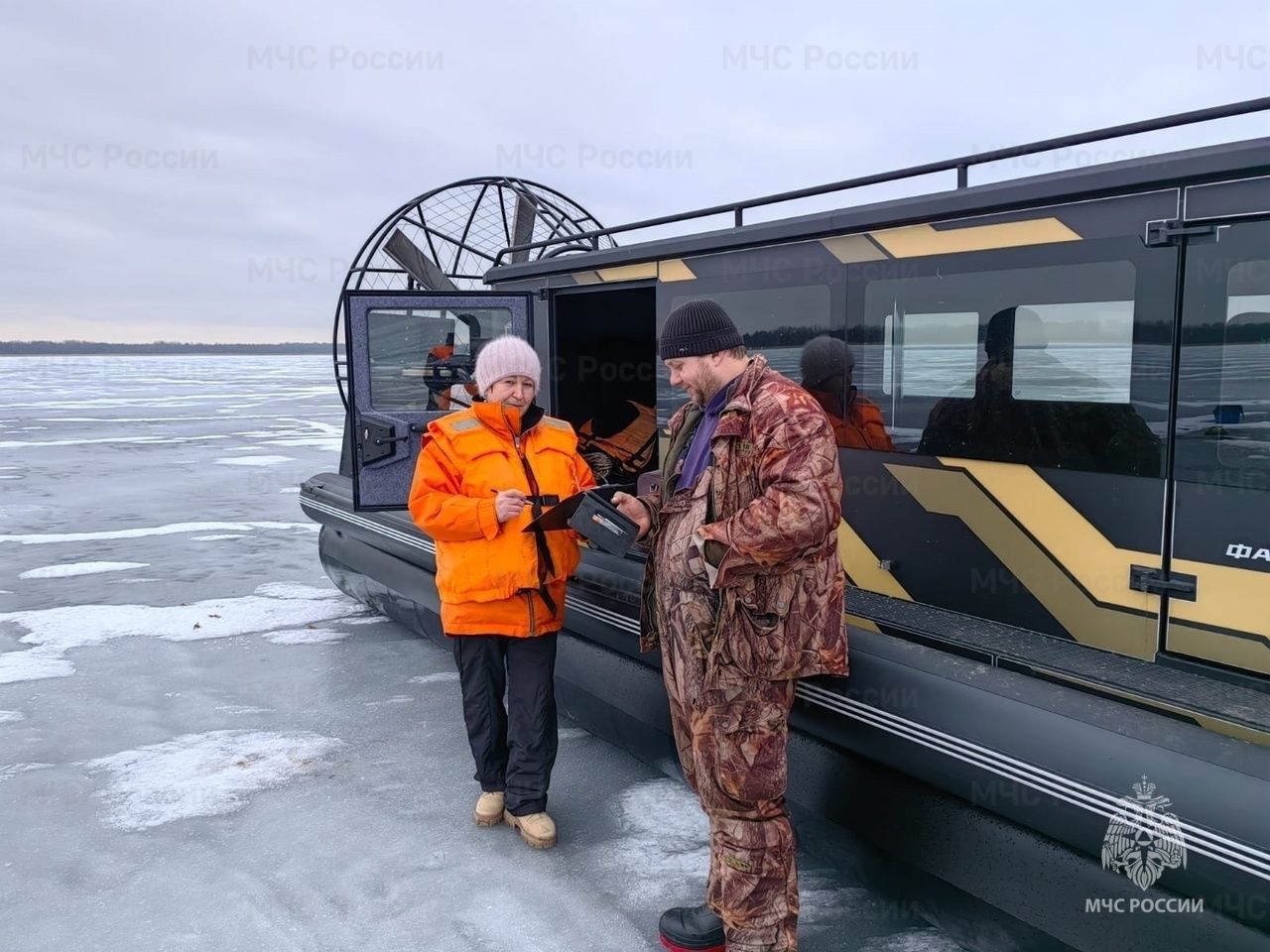 Шестерых рыбаков оштрафуют за выход на лед Ладожского озера