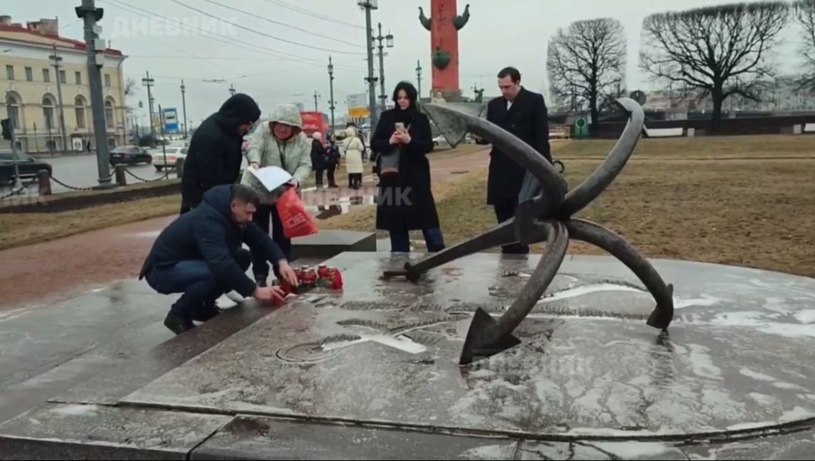 Видео: петербуржцы несут цветы на стрелку Васильевского острова