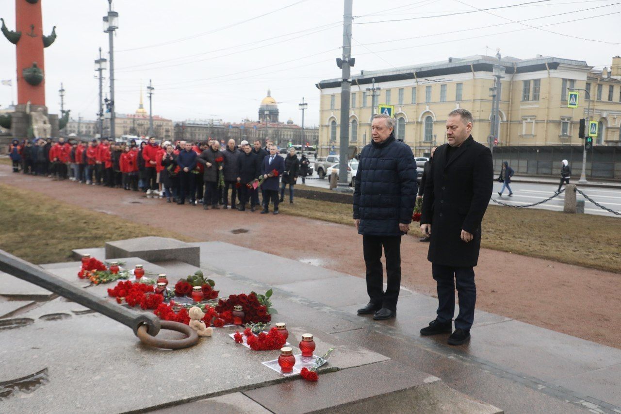 Беглов и Бельский возложили цветы к стихийному мемориалу по погибшим в  Подмосковье на стрелке Васильевского острова