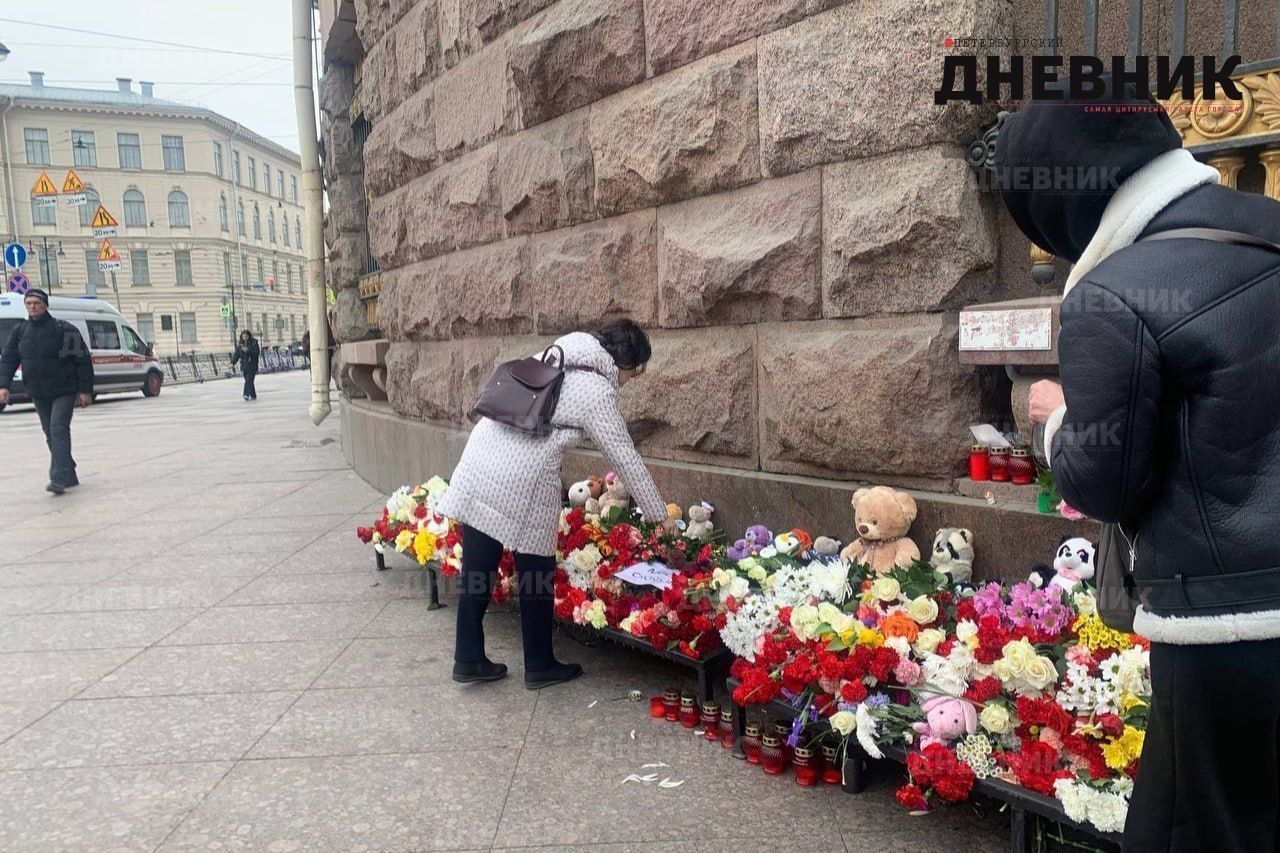 Петербуржцы с раннего утра приносят цветы к мемориалу у метро  «Технологический институт» | 24.03.2024 | Санкт-Петербург - БезФормата