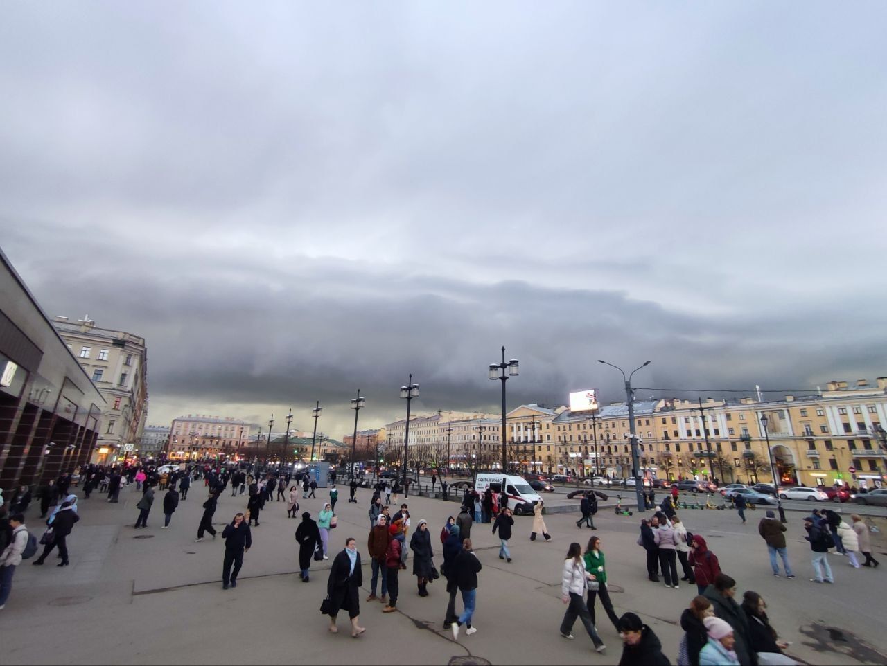 Фото: на Петербург обрушился первый весенний ливень