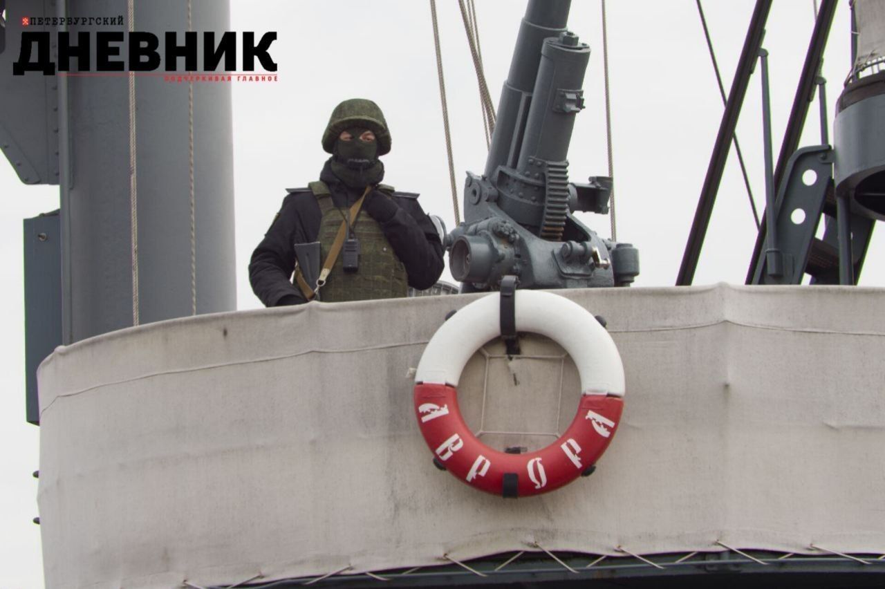 Военные усилили охрану крейсера «Аврора»