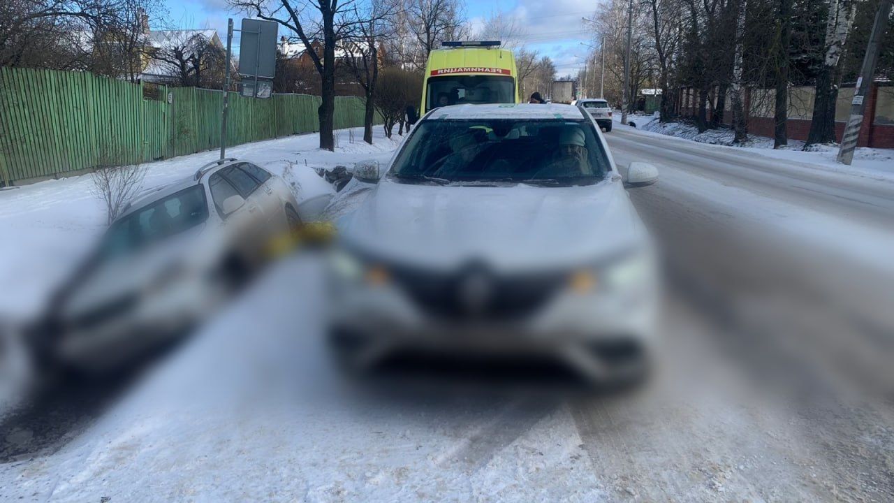 Водитель Chevrolet влетел в Renault в Петродворцовом районе, но умер не от  этого