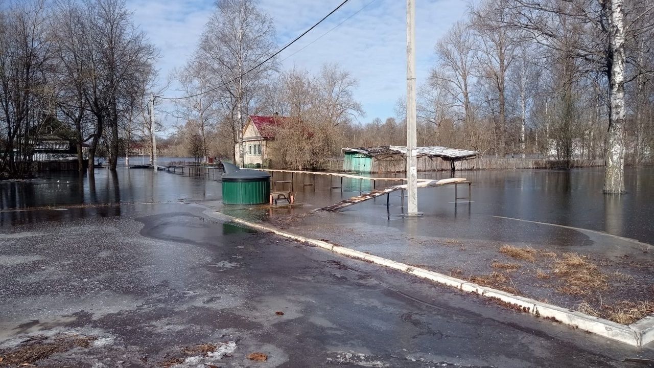 Фасад дома на Пискаревском проспекте, на который упал беспилотник, начали  ремонтировать