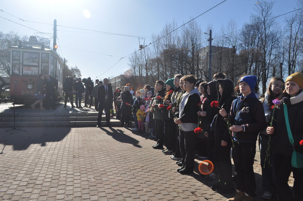 Военную историю Стрельнинской линии вспоминали в музыкально-экскурсионном  рейсе трамвая «Витязь-Ленинград»