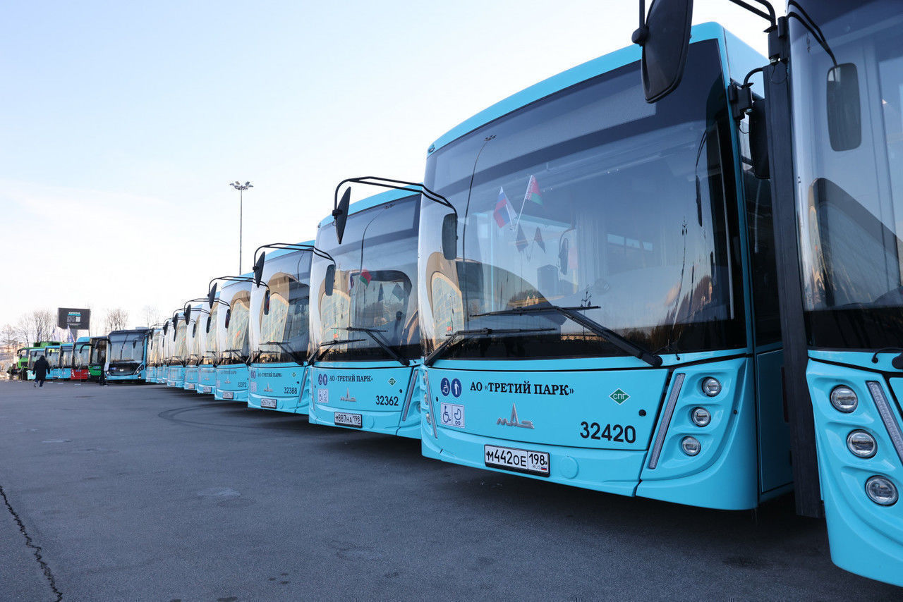 Петербург получит более 500 автобусов и 100 электробусов до конца года