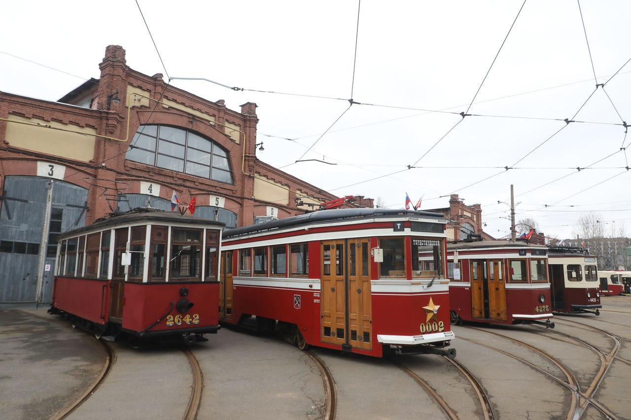 Восстановленный вагон блокадного трамвая представили в старейшем трамвайном парке Петербурга