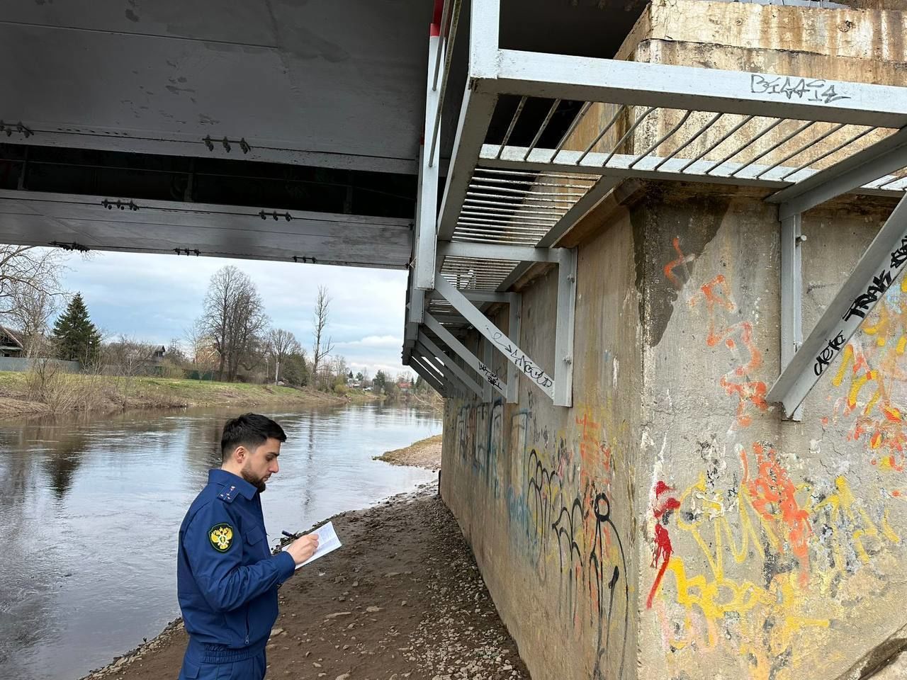 Прокуратура изучает мост в Ленобласти, где накануне застрял мальчик