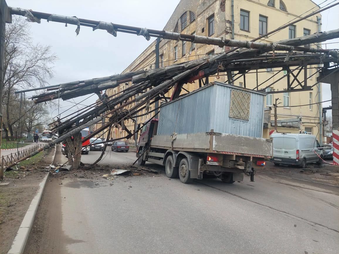 Грузовик снес мост на улице Салова и заблокировал проезд