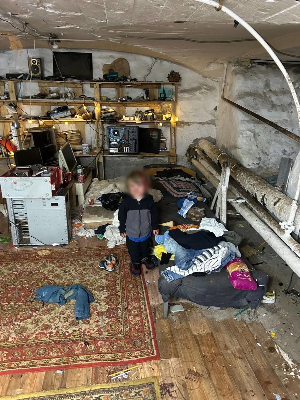 Мать детей, найденных в подвале Петербурга, хочет забрать их и переехать в другой город