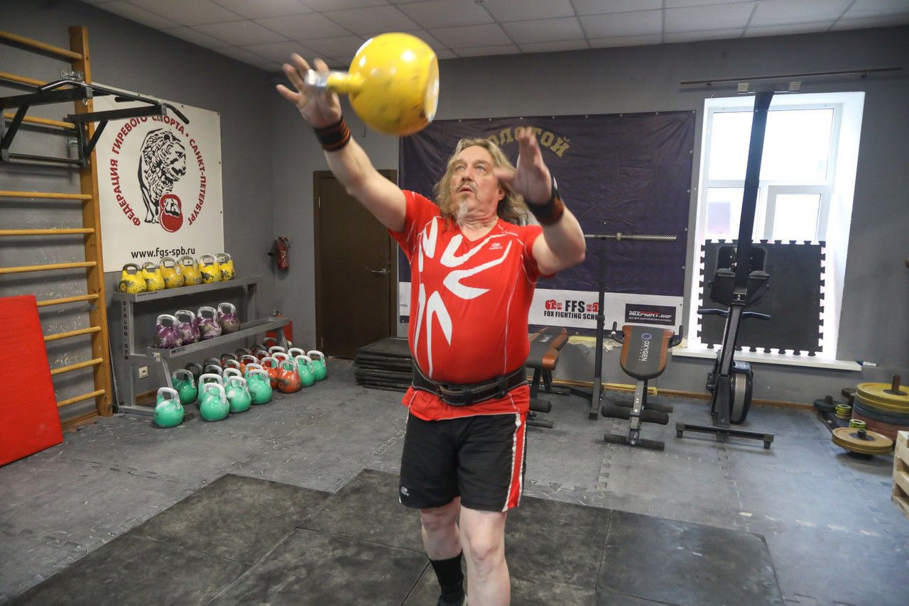 «Шевалье с гирями»: 62-летний петербуржец рассказал, как гиревое жонглирование помогает укрепить здоровье
