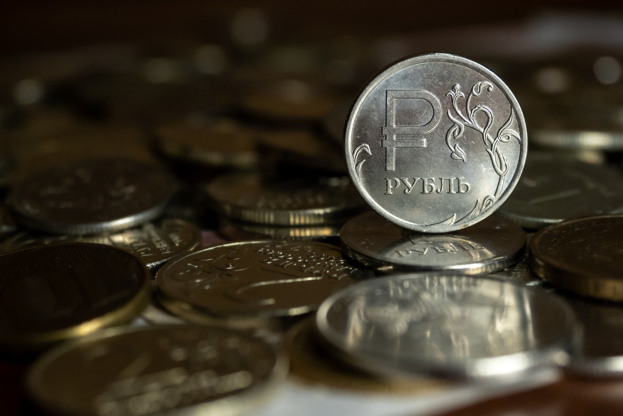 Экономист объяснил, что повлияет на ослабление рубля в конце года 
