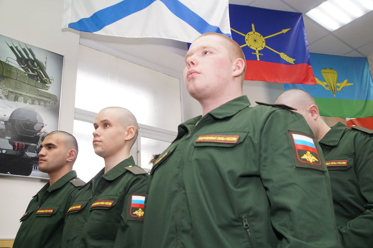 Сегодня первые 30 петербургских призывников отправились к местам службы