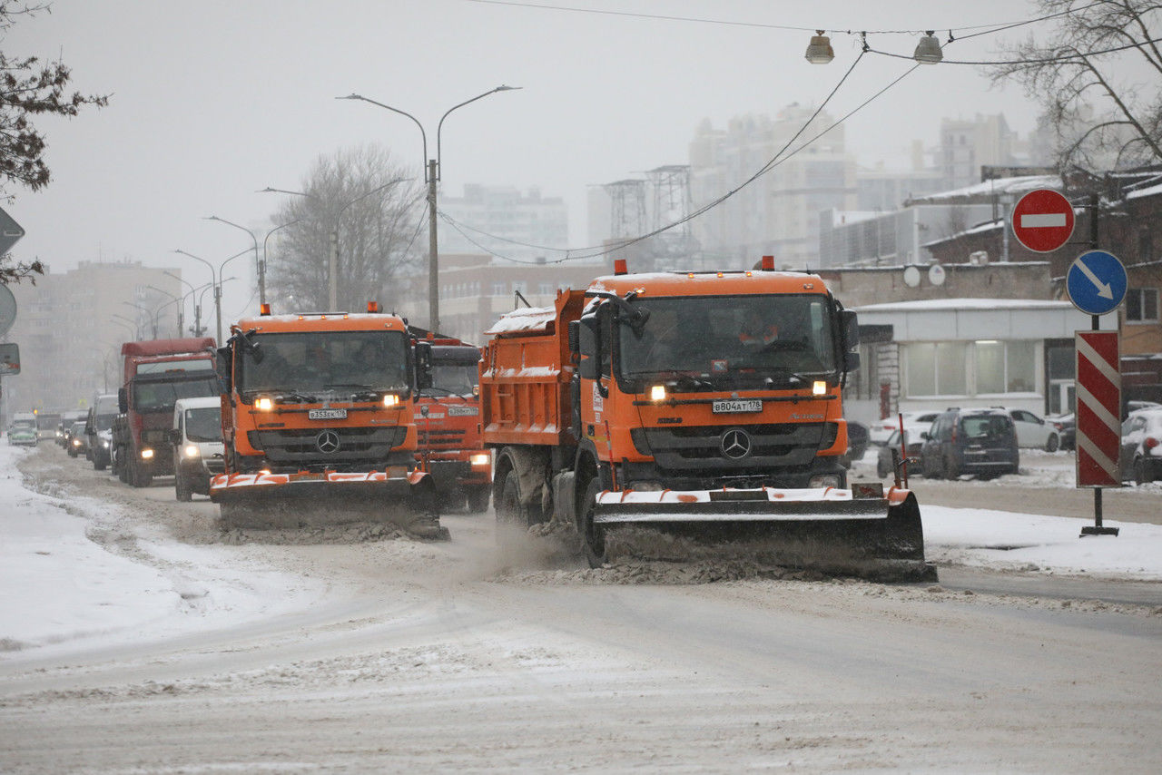 Дорожники Петербурга возвращаются к зимним работам