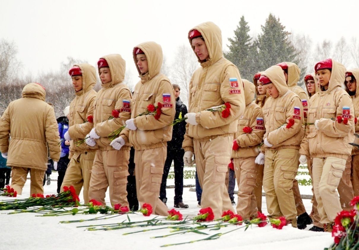 В акции в память о жертвах геноцида советского народа приняли участие 400 молодых петербуржцев