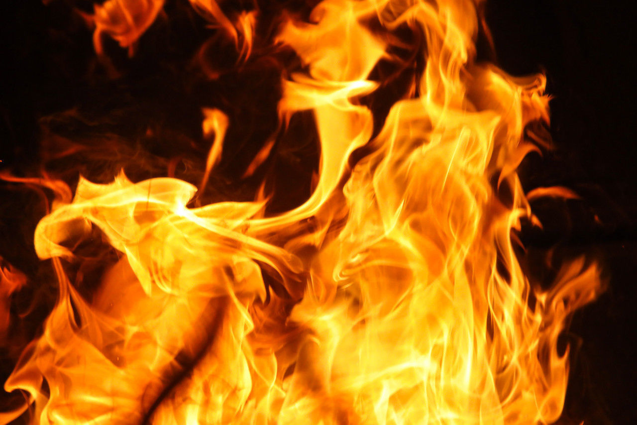 32 пожарных-спасателя тушат огонь на Полевой Сабировской