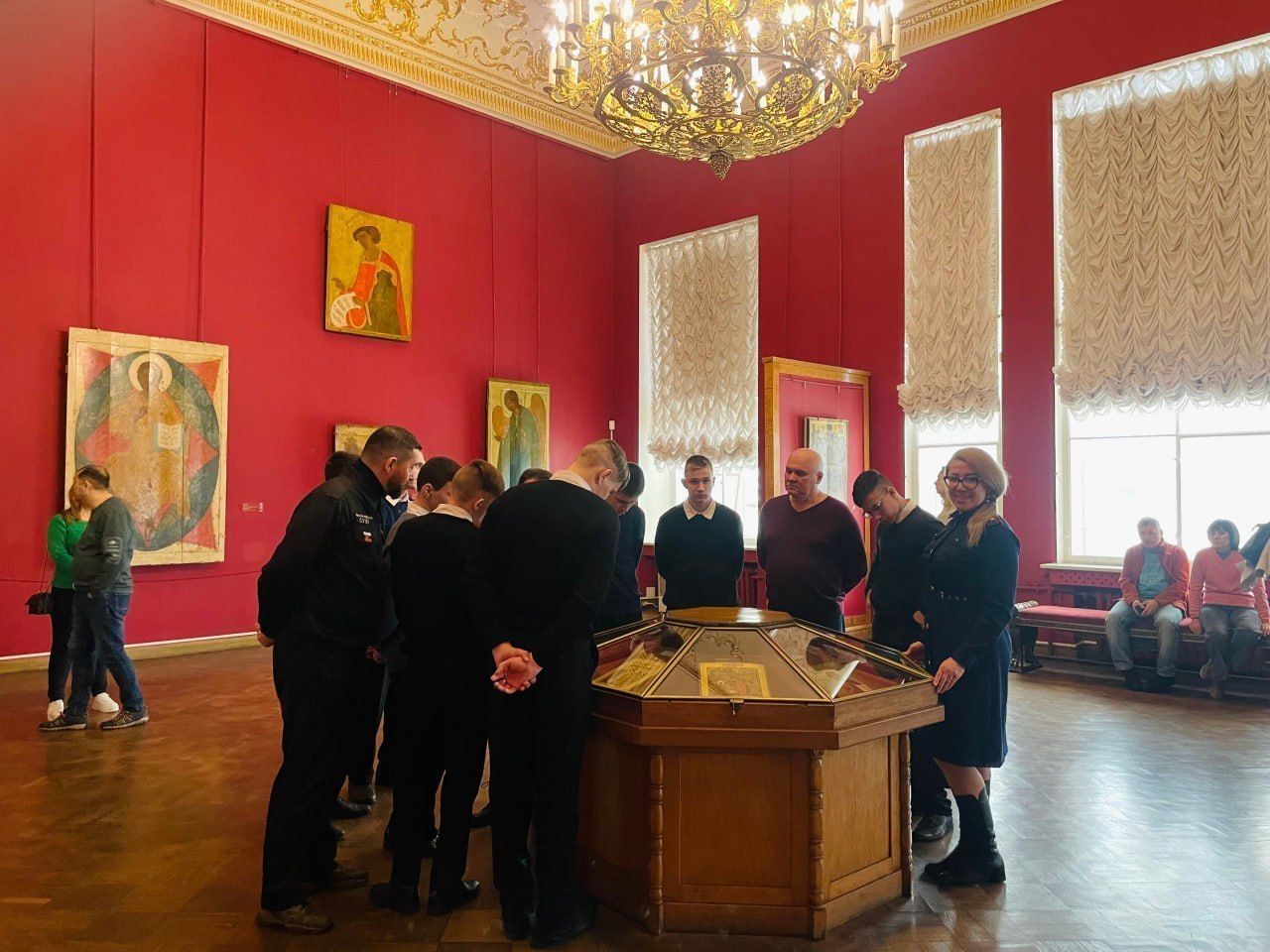Сотрудники СК РФ организовали для подростков экскурсию в Русский музей