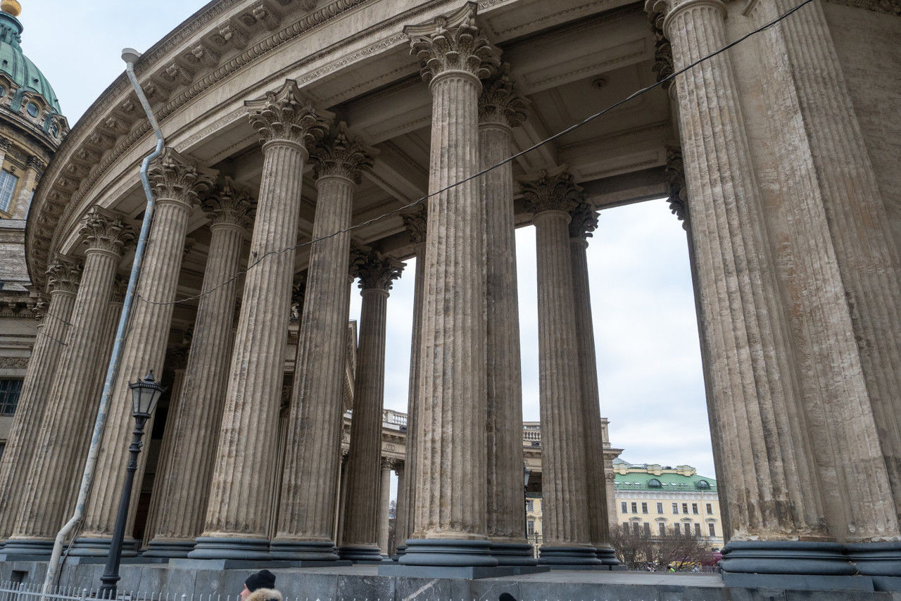 «Народный фронт» спас колоннады Казанского собора от проводов общественного туалета