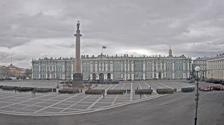 В Петербурге на Дворцовой площади проходит сводная репетиция парада Победы