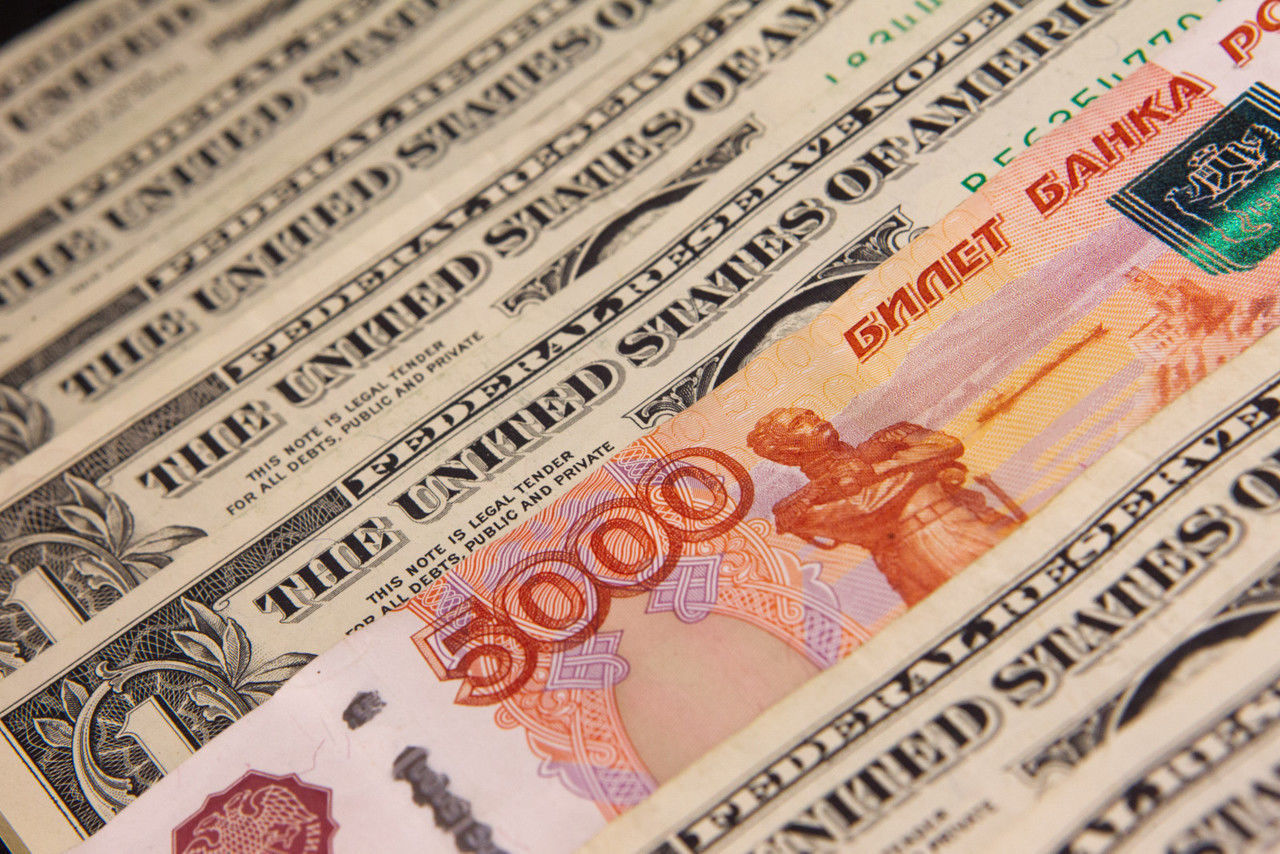 Курс доллара утром 24 апреля подрос до 93,28 рубля