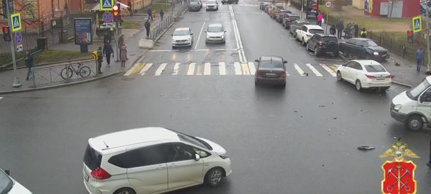 В ДТП на Греческом проспекте молодой водитель «Приоры» вылетел из машины