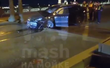Porsche Cayenne попытался проехать по разведенному мосту в Петербурге
