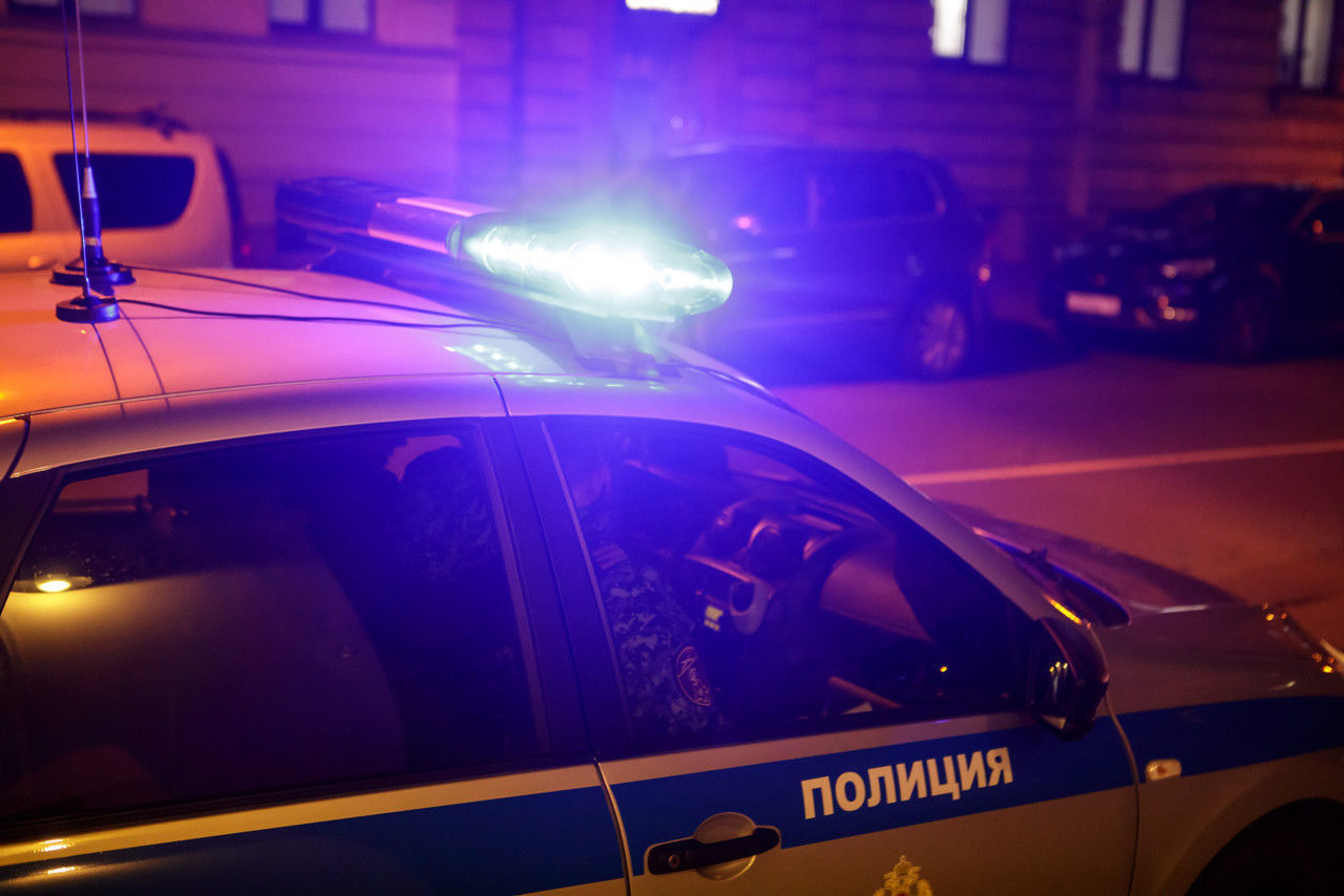 Полиция опубликовала видео с «Порше», который пытался проскочить по разведенному мосту в Петербурге