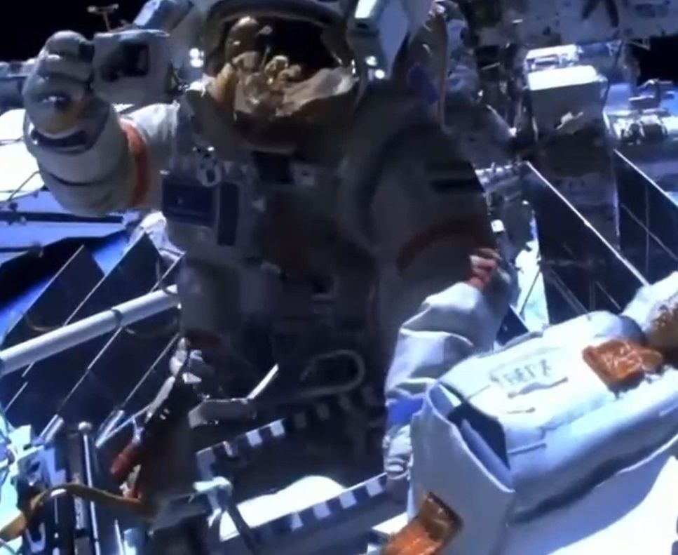 Космонавты на два часа раньше завершили выход в открытый космос