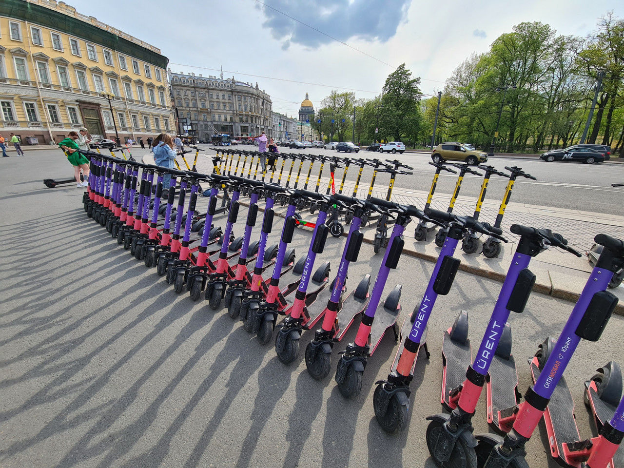 В Санкт-Петербурге запретят оставлять самокаты за пределами специальных парковок