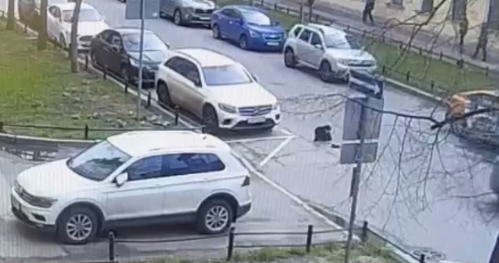 На Васильевском острове под колеса «Лады» попал 8-летний мальчик: видео