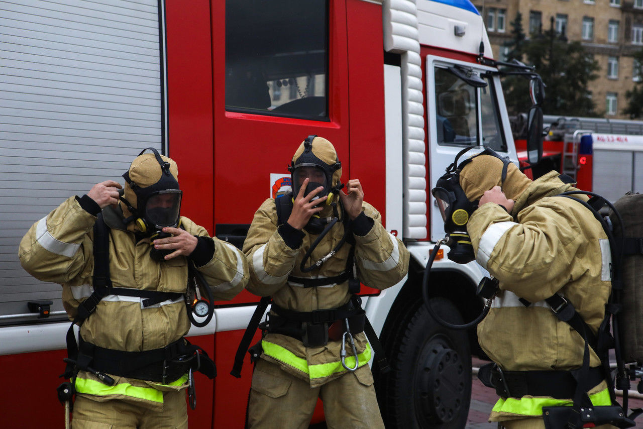 Спасатели эвакуировали пять человек из горящей квартиры на проспекте Славы