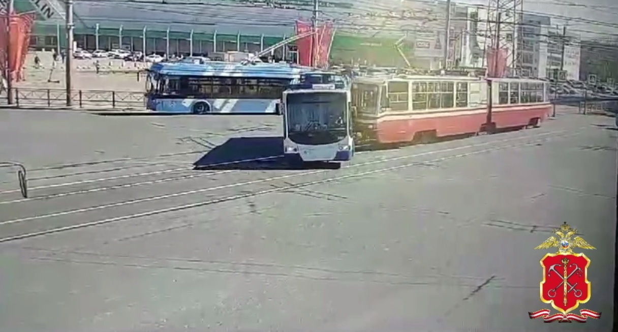 Четырехлетний ребенок пострадал в ДТП с участием троллейбуса и трамвая в Петербурге – видео