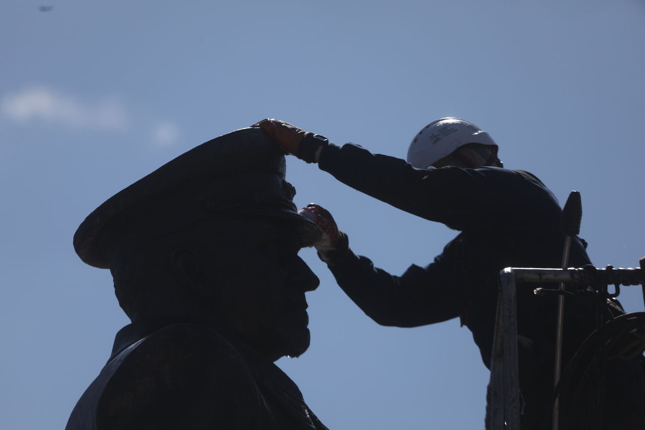 Памятник маршалу Жукову в Московском парке Победы принял душ