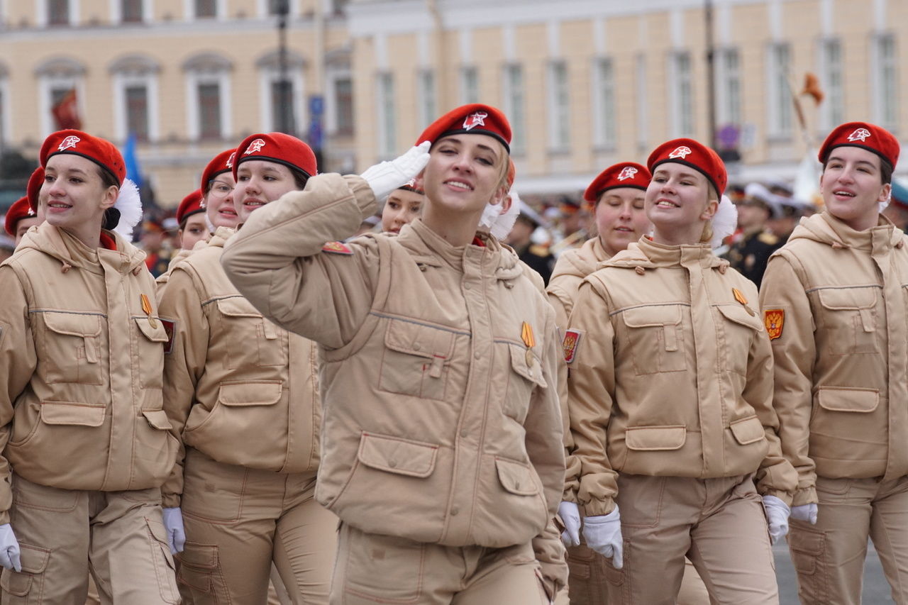 Петербург к 9 Мая готов: на Дворцовой площади прошла генеральная репетиция парада Победы 