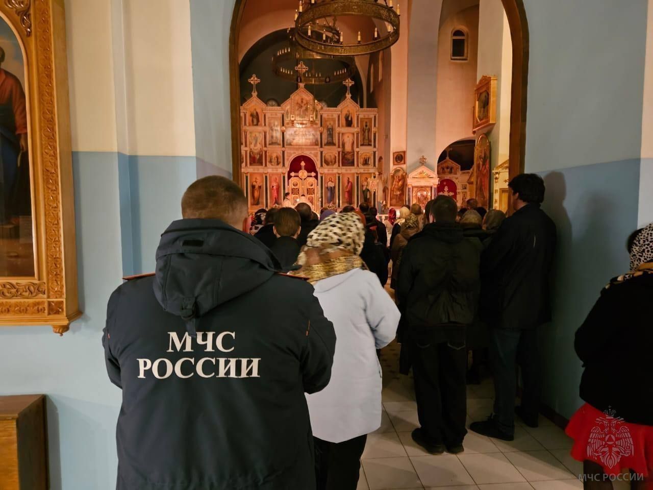 Противопожарные наряды МЧС Петербурга дежурили ночью во время праздничных богослужений