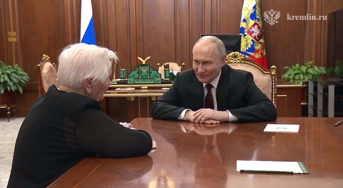 Владимир Путин встретился со своей школьной учительницей 