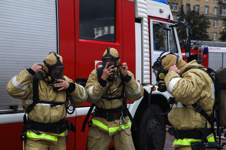 Пожарные полчаса тушили мусор в заброшенном здании в Невском районе 