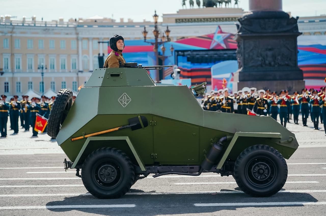 Александр Беглов пригласил петербуржцев на парад ретротехники