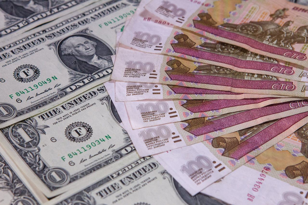 ЦБ повысил курсы доллара и евро на праздничные дни