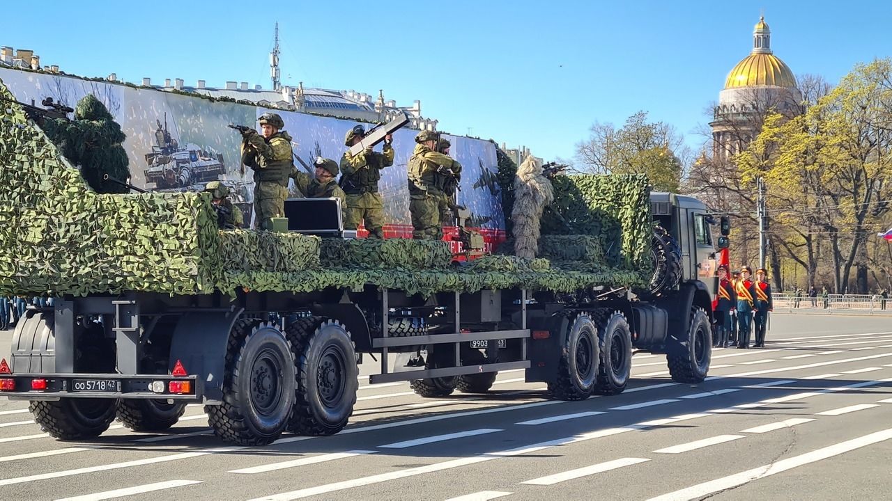 На Дворцовой площади прошел парад боевых машин