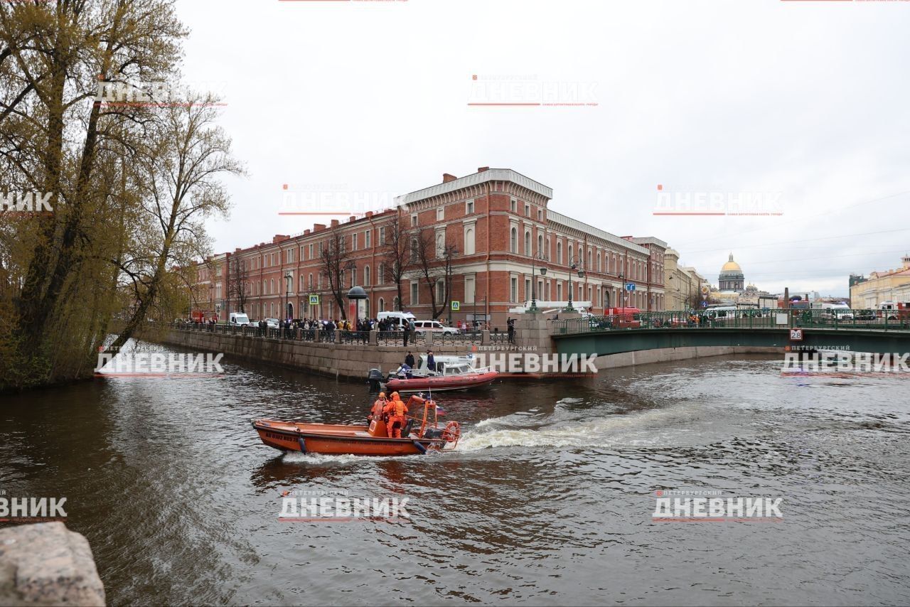 Водолазные работы на месте падения автобуса с пассажирами в Мойку завершены