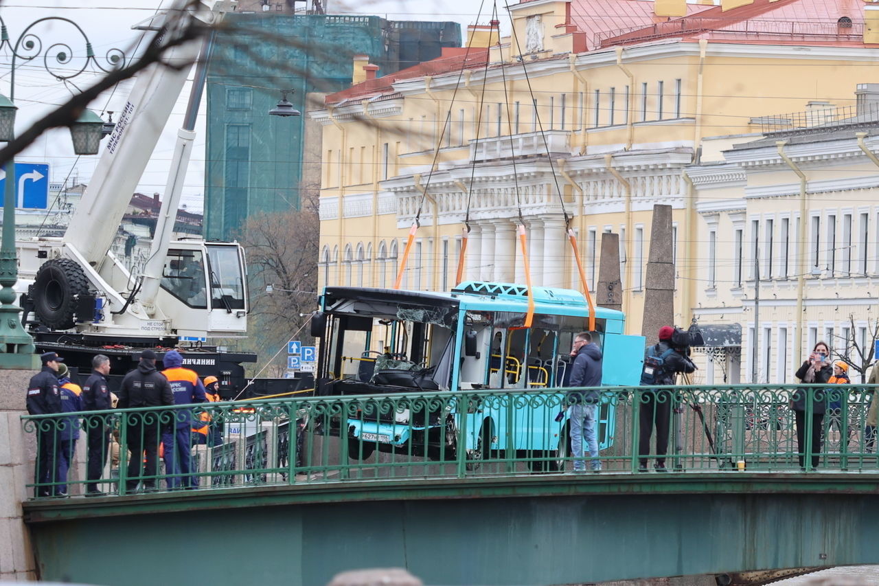 Стала известна личность одной из погибших в автобусе, упавшем в Мойку |  11.05.2024 | Санкт-Петербург - БезФормата