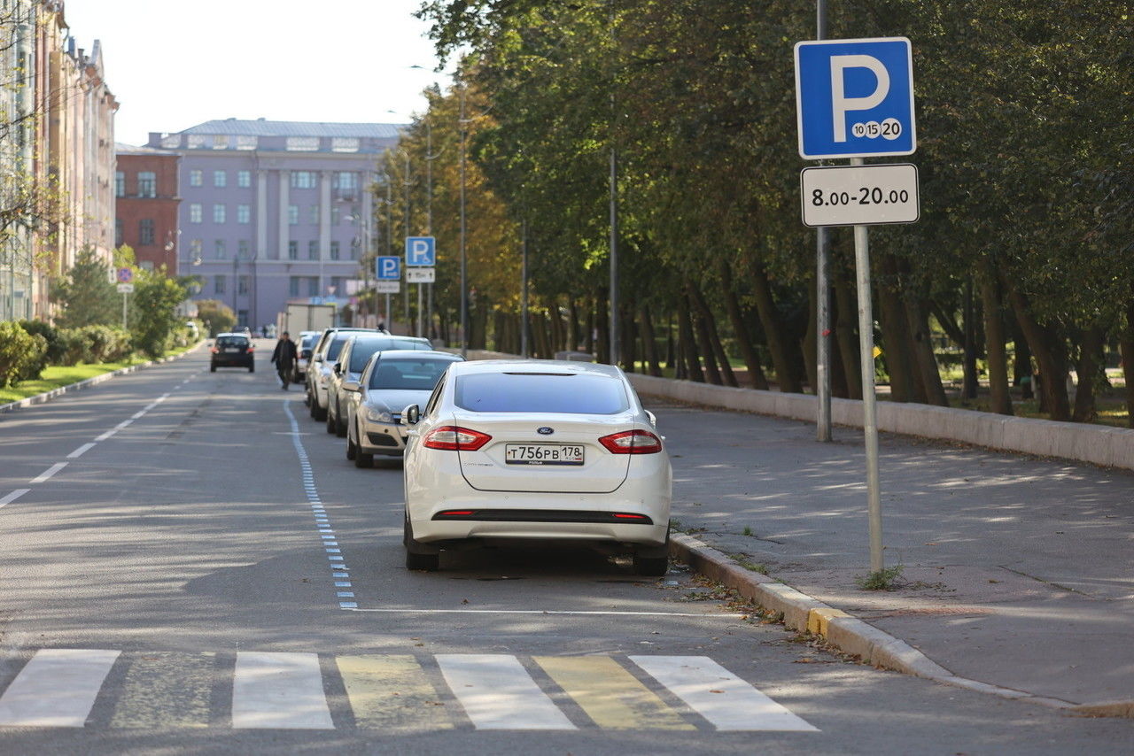 В Петербурге начали устанавливать дополнительные парковочные места для  инвалидов | 14.05.2024 | Санкт-Петербург - БезФормата